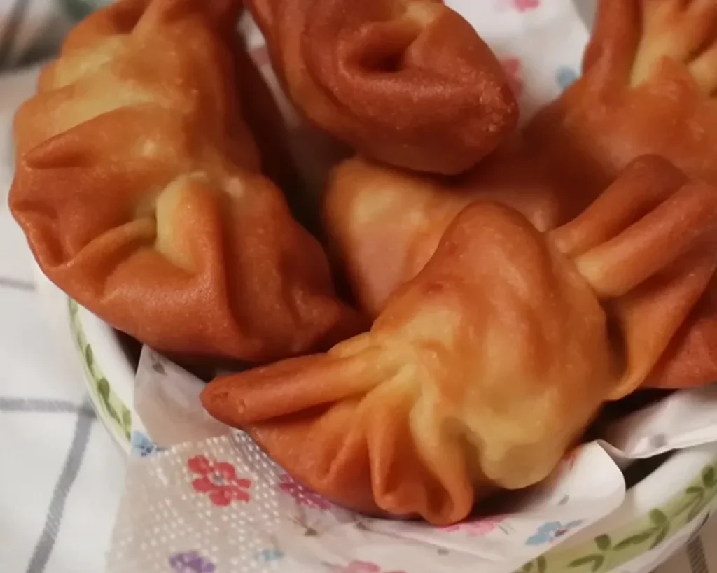 Panzerotti, cette spécialité italienne, croustillante et savoureuse, à la mozzarella et tomate.