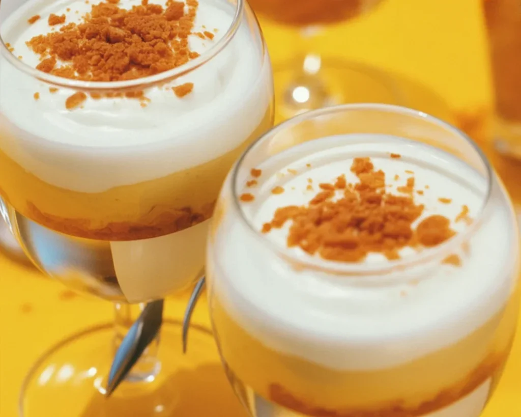 Délicieux tiramisu aux pommes et boudoirs avec crème de mascarpone et cannelle.