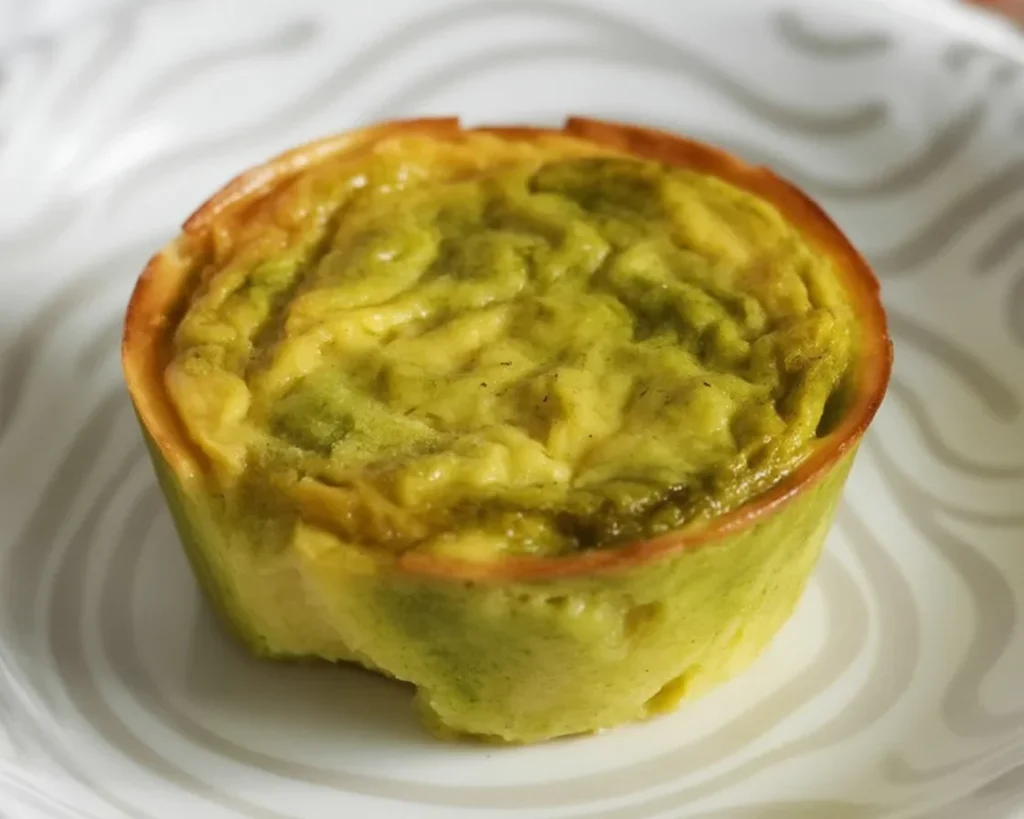 Petits flans de courgettes au parmesan cuits au four, plats sains et savoureux.