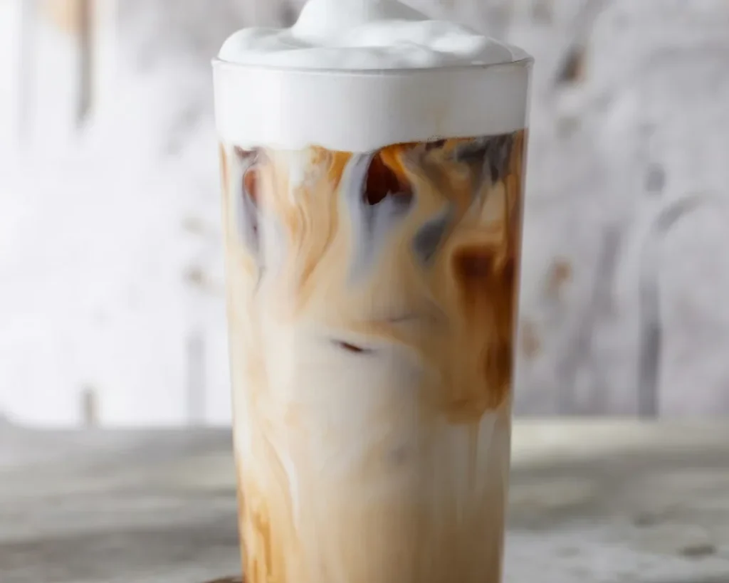 Iced Latte Café avec espresso riche et lait servi sur des glaçons.