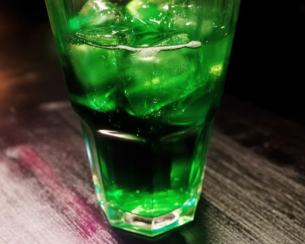 Bouteille de sirop de menthe maison fait avec des feuilles de menthe fraîches