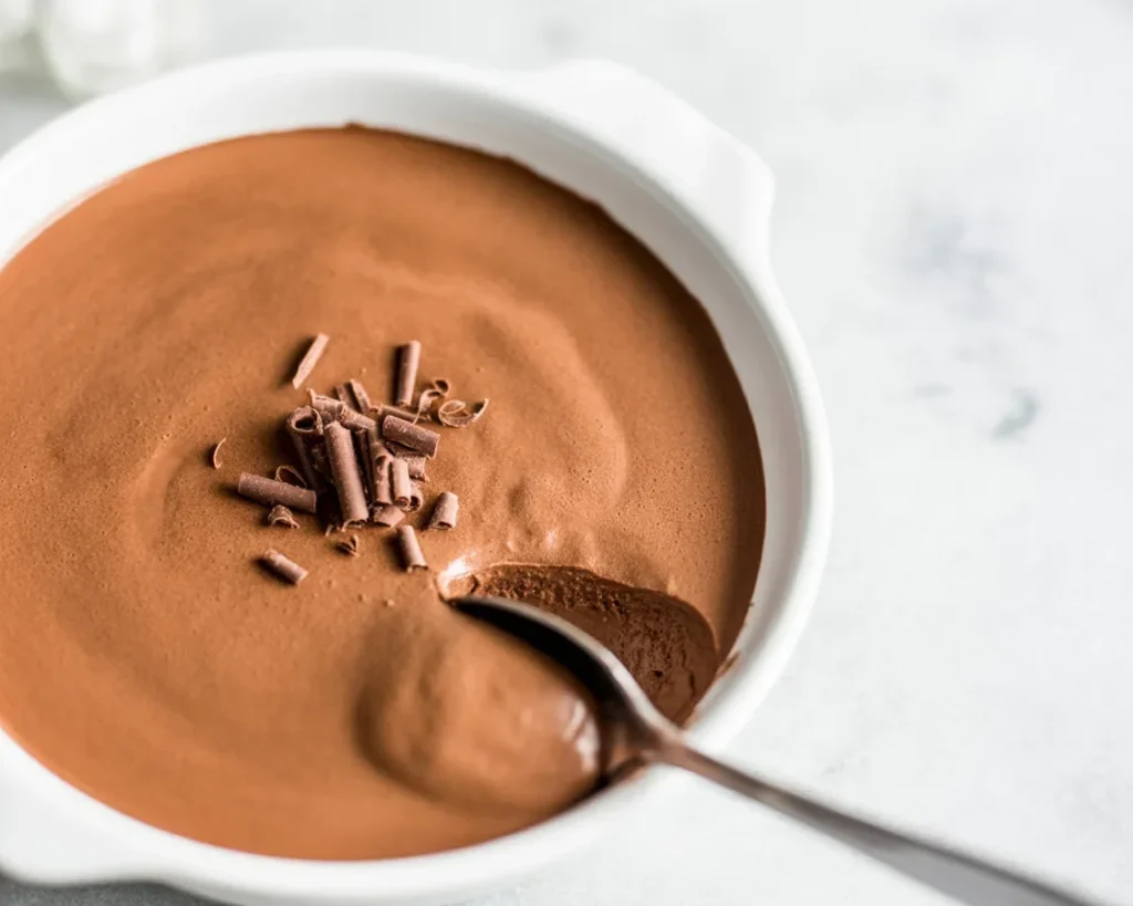 Recette de mousse au chocolat maison avec chocolat noir et blancs d'oeufs montés en neige.