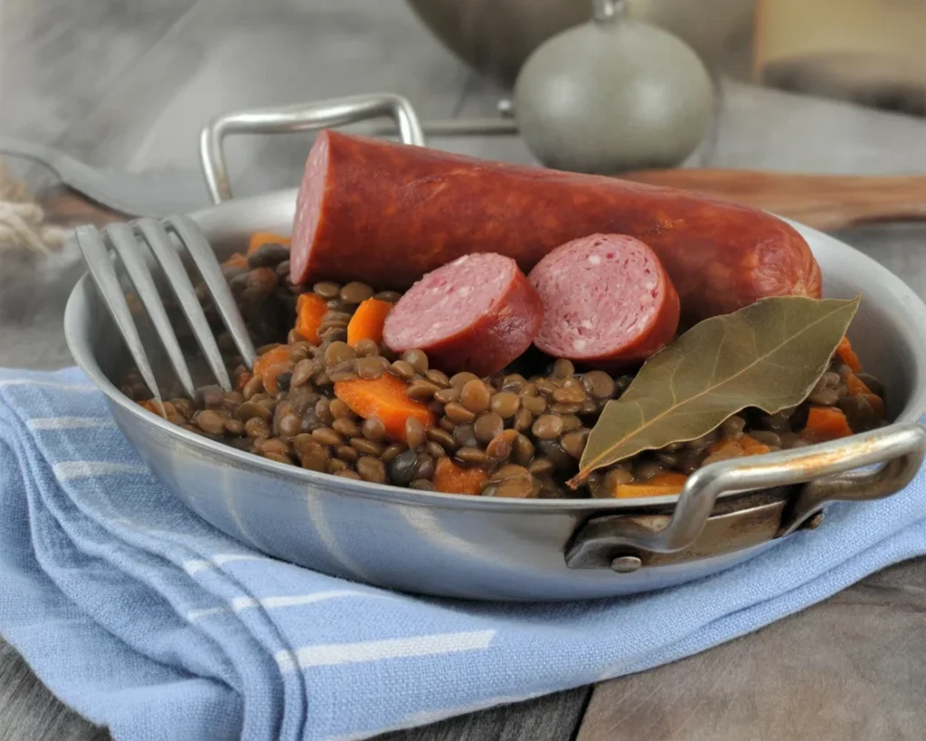 Recette de lentilles vertes à la saucisse de Morteau, plat traditionnel français.