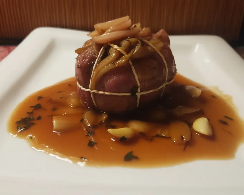Recette d'alouettes sans tête provençale avec sauce tomate et ingrédients frais.